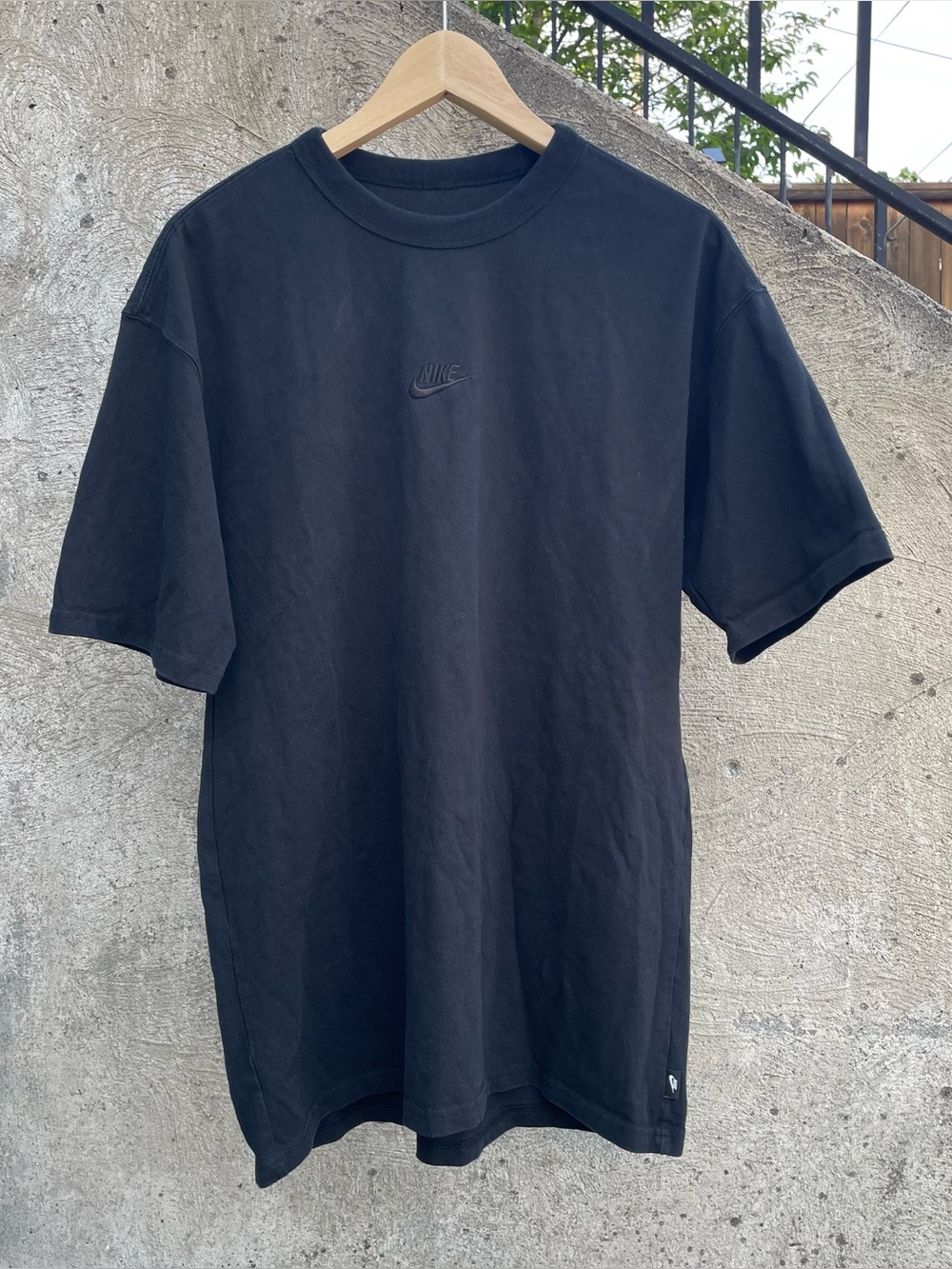 Black Nike center swoosh heavyweight loose + tall fit logo t shirt size medium